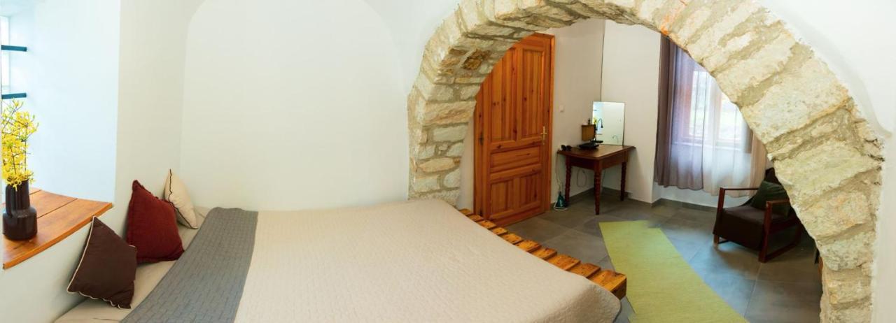 Karadi-Berger Vendeghaz Apartment Erdobenye Bagian luar foto